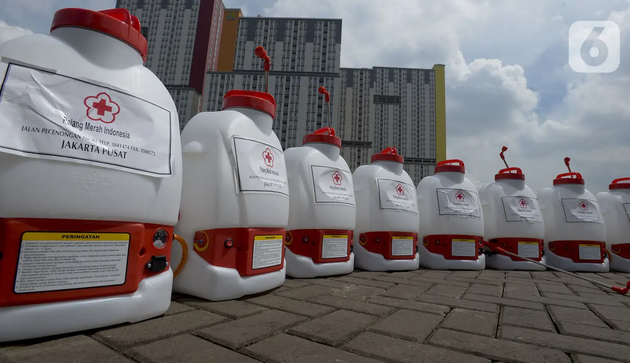 Peralatan petugas berjajar saat akan melakukan penyemprotan cairan disinfektan di Wisma Atlet Kemayoran, Jakarta Pusat, Sabtu (21/3/2020). Kementerian PUPR menyiapkan menara 1, 3, 6, dan 7 sebagai rumah sakit darurat virus corona COVID-19. (merdeka.com/Imam Buhori)
