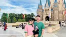 Momen keseruan Chef Arnold dan keluarga d Jepang pin diunggah di akun Instagram Tiffany. Mereka tampak mengunjungi berbagai tempat wisata terkenal di sana, salah satunya Disneyland. (Instagram/tiffanysoetanto).