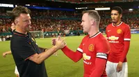 Louis Van Gaal memberikan pembelaan terhadap penyerang Manchester United, Wayne Rooney, yang mendapatkan banyak hujatan karena tak produktif. (Reuters/Juan Medina)