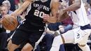 Aksi pemain San Antonio Spurs, Manu Ginobili (20) melewati adangan pemain Dallas Mavericks, Yogi Ferrell (11) pada laga NBA Basketball game di American Airlines Center, Dallas, (14/11/2017). Spurs menang 97-91. (AP/LM Otero)