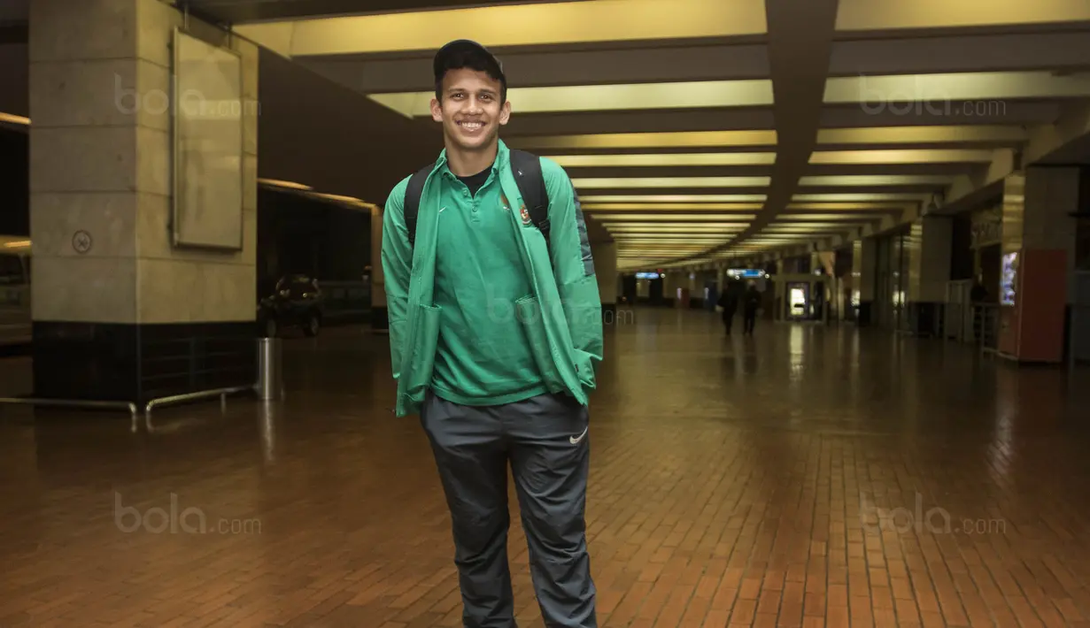 Gelandang Timnas Indonesia U-19, Egy Maulana Vikri, saat tiba di Bandara Soetta, Tangerang, Rabu (20/9/2017). Timnas U-19 kembali ke tanah air setelah berhasil meraih peringkat ketiga Piala AFF U-18. (Bola.com/Vitalis Yogi Trisna)