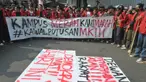 Sejumlah mahasiswa menggelar aksi unjuk rasa di depan Gedung Komisi Pemilihan Umum (KPU), Jakarta, Jumat (23/8/2024). (merdeka.com/Imam Buhori)
