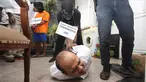 Tersangka melakukan adegan rekonstruksi pembunuhan pasutri di Benhil, Jakarta, Senin (9/10). 26 adegan dilakukan dalam rekonstruksi kasus yang menyebabkan tewasnya Zakaria Husni (57) dan istrinya Zakiya Husni (52). (Liputan6.com/Immanuel Antonius)