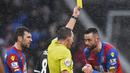 Pemain Crystal Palace,  Damien Delaney menerima kartu kuning dari wasit, Kevin Friend pada laga Liga Premier Inggris di Stadion Selhurst Park, Inggris,, Minggu (3/01/2016). Chelsea menang 3-0. (Reuters/Dylan Martinez)
