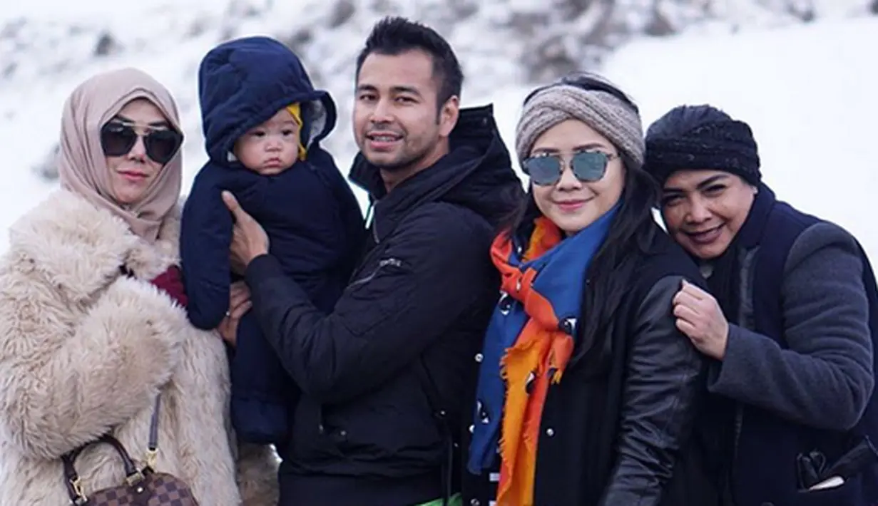 Selain Raffi, Gigi dan Rafatar anaknya, pasangan ini berlibur bersama keluarga besarnya. Kedua adik Raffi Ahmad beserta kedua ibunya. (Foto:Instagram/raffinagita1717)