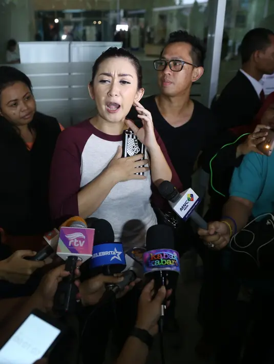 "Jupe itu orangnya ceria banget, suka ngebanyol, becanda, jadi suasana serius itu bisa langsung cair. Minta doa saja biar lebih membaik. Kemarin kan abis cuci darah, jadi lumayan ada progres," ucapnya. (Nurwahyunan/Bintang.com)