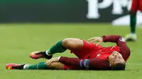 Cristiano Ronaldo terkapar karena cidera lutut saat  laga final antara Portugal dan Prancis di Stade de France, Senin (11/7). Meski tanpa CR7, Portugal mampu keluar sebagai juara usai mengalahkan Prancis dengan skor 1-0. (REUTERS)
