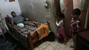 Atlet sepeda asal Palestina, Alaa Al-Daly yang kehilangan kakinya ketika ditemui di rumahnya di Rafah, Jalur Gaza, 19 April 2018. Sebelumnya, Al-Daly telah berlatih sangat keras untuk mempersiapkan penampilannya dalam ajang Asian Games. (AFP/SAID KHATIB)