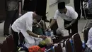 Jemaah haji merapikan barang bawaan saat tiba di Asrama Haji Pondok Gede, Jakarta, Rabu (29/8). (Merdeka.com/Iqbal S. Nugroho)