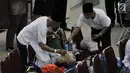 Jemaah haji merapikan barang bawaan saat tiba di Asrama Haji Pondok Gede, Jakarta, Rabu (29/8). (Merdeka.com/Iqbal S. Nugroho)