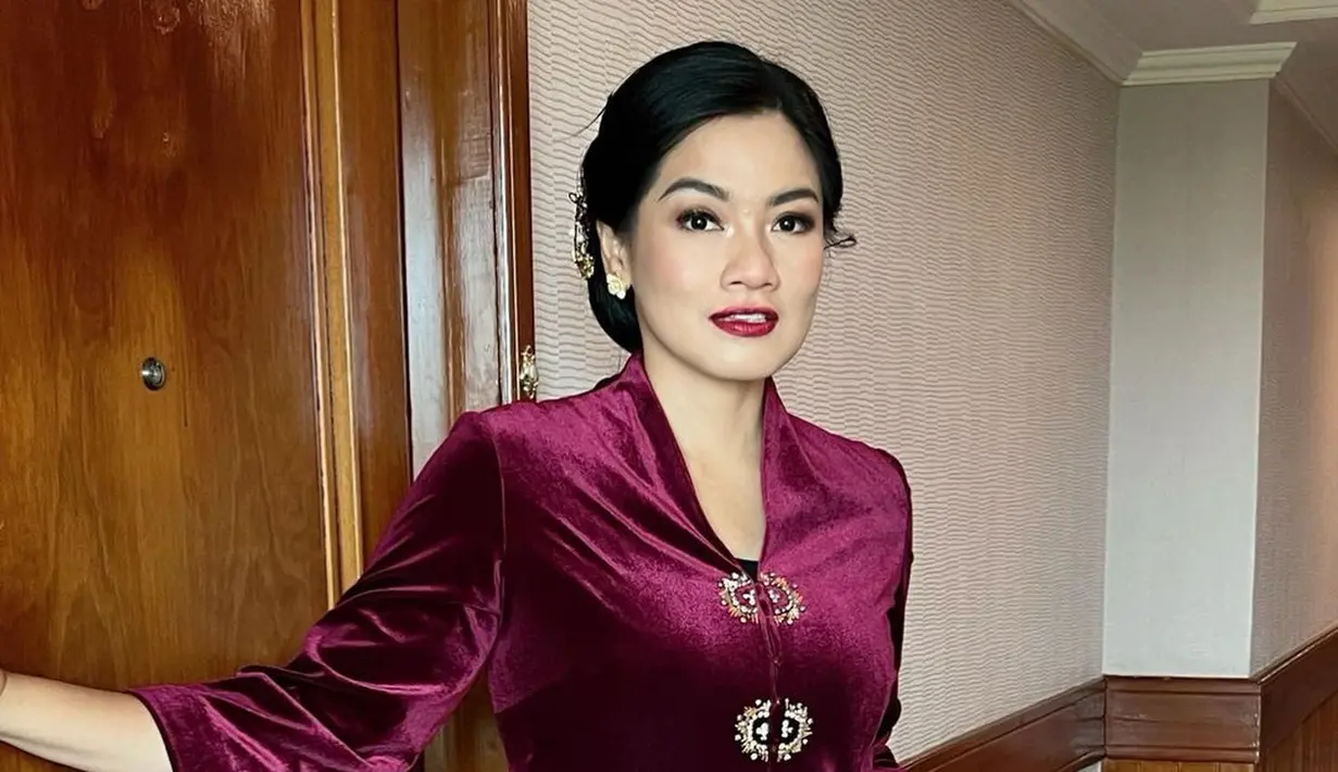 Ia mengenakan kebaya velvet burgundy rancangan desainer Ghea Panggabean [@titi_kamall]