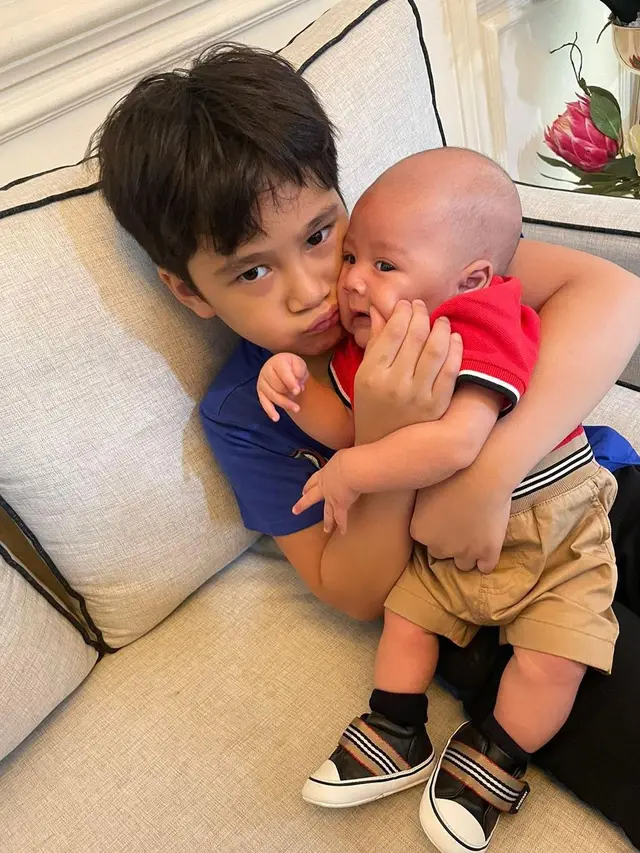 8 Koleksi Baju Rayyanza Malik Ahmad, Putra Kedua Nagita Slavina, Harganya Capai Puluhan Juta8 Koleksi Baju Rayyanza Malik Ahmad, Putra Kedua Nagita Slavina, Harganya Capai Puluhan Juta