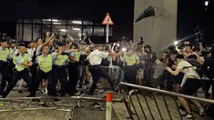 Polisi menyemprotkan merica kepada pengunjuk rasa yang menolak RUU Ekstradisi di luar gedung parlemen, Hong Kong, Senin (10/6/2019). Pengunjuk rasa menolak RUU Ekstradisi lantaran memungkinkan para terduga pelaku kejahatan untuk diekstradisi ke China untuk diadili. (AP Photo/Vincent Yu)