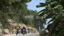 Para pengendara motor melewati lokasi tanah longsor akibat gempa bumi, Provinsi Sarangani, Filipina, Rabu 10 Juni 2026. (AP Photo/Basilio Sepe)