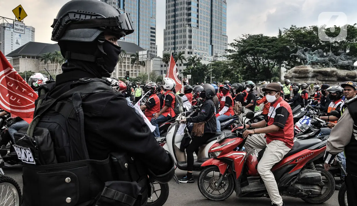 Aksi konvoi massa yang tergabung dalam Konfederasi Serikat Buruh Seluruh Indonesia (KSBSI) di Jalan Medan Merdeka Barat, Jakarta, Senin (12/10/2020). Ratusan massa buruh ini hendak berunjuk rasa menolak pengesahan omnibus law Undang-Undang Cipta Kerja di Istana Negara. (merdeka.com/Iqbal S Nugroho)