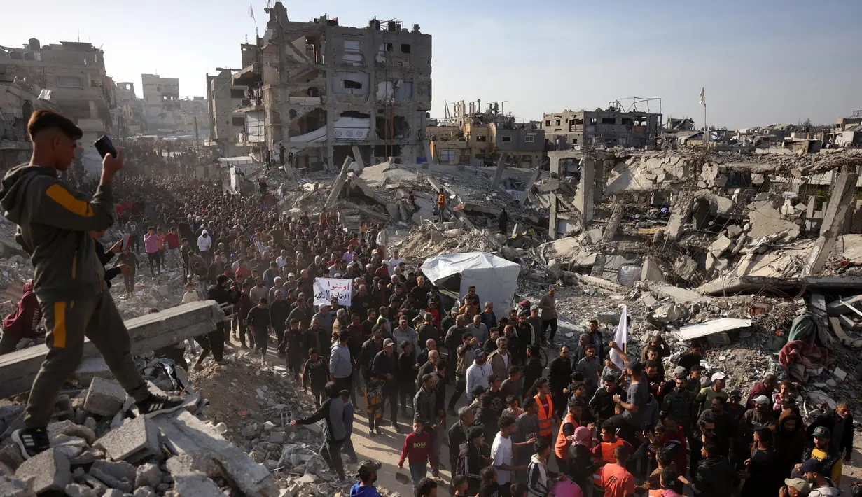 Saat berunjuk rasa, para demonstran juga meneriakkan slogan anti-Hamas. (Foto oleh AFP)