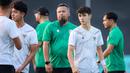 <p>Pemain Timnas Indonesia U-17, Amar Brkic (kanan) saat menjalani official training skuad Timnas Indonesia U-17 di Lapangan Latihan A Gelora Bung Tomo, Surabaya, Minggu (12/11/2023) sore menjelang laga kedua Grup A Piala Dunia U-17 2023 menghadapi Panama yang akan berlangsung di Stadion Gelora Bung Tomo, Senin, 13 November 2023. (Bola.com/Bagaskara Lazuardi)</p>