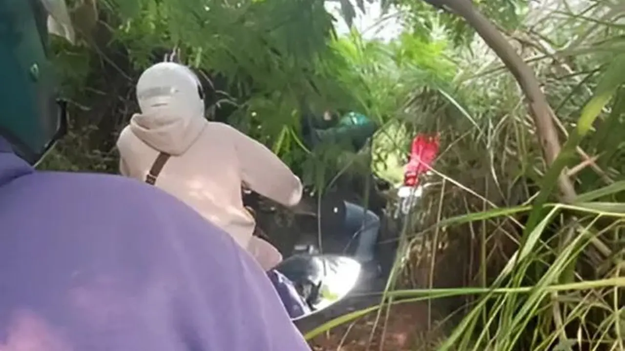 Cara Ojol Mengatasi Kemacetan Bekasi, Lewat Jalan Pintas yang Dipenuhi Semak-Semak   