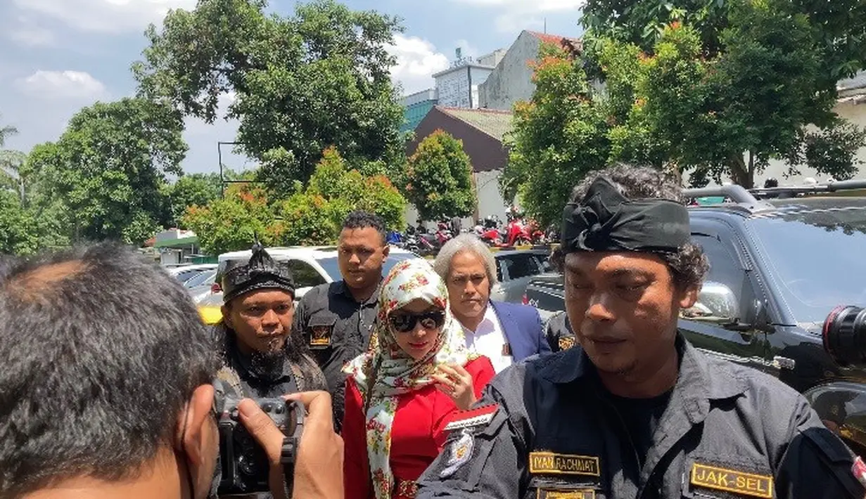 Roro Fitria saat jalani sidang perdana (Kapanlagi.com/Nuzulur Rakhmah)