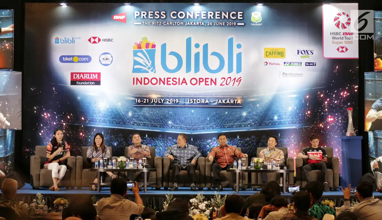 Atlet Bulutangkis, Gloria Widjaja, Kepala Bidang Pembinaan dan Prestasi PP PBSI Susy Susanti, Ketua Panitia Pelaksana Achmad Budiharto, CEO Blibli.com Kusumo Martanto, Ketum PP PBSI, Wiranto dan  Atlet Marcus Gideon saat konferensi pers, Jakarta, Rabu (26/6/2019). (Liputan6.com/Faizal Fanani)