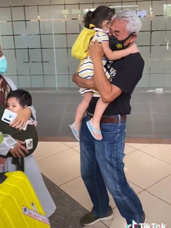 Viral, Momen Haru Anak Bungsu dengan Orangtua Setelah Setahun Tak Bertemu.