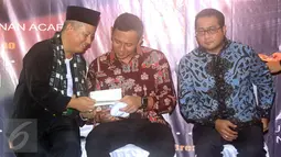 Cagub DKI Jakarta, Agus Harimurti Yudhoyono (tengah) melihat buku 101 alasan memilih Mas Agus dan Mpok Sylvi saat peluncuran di Jakarta, Senin (16/1). AHY juga melakukan dialog kebangsaan bersama pendukungnya. (Liputan6.com/Helmi Fithriansyah)