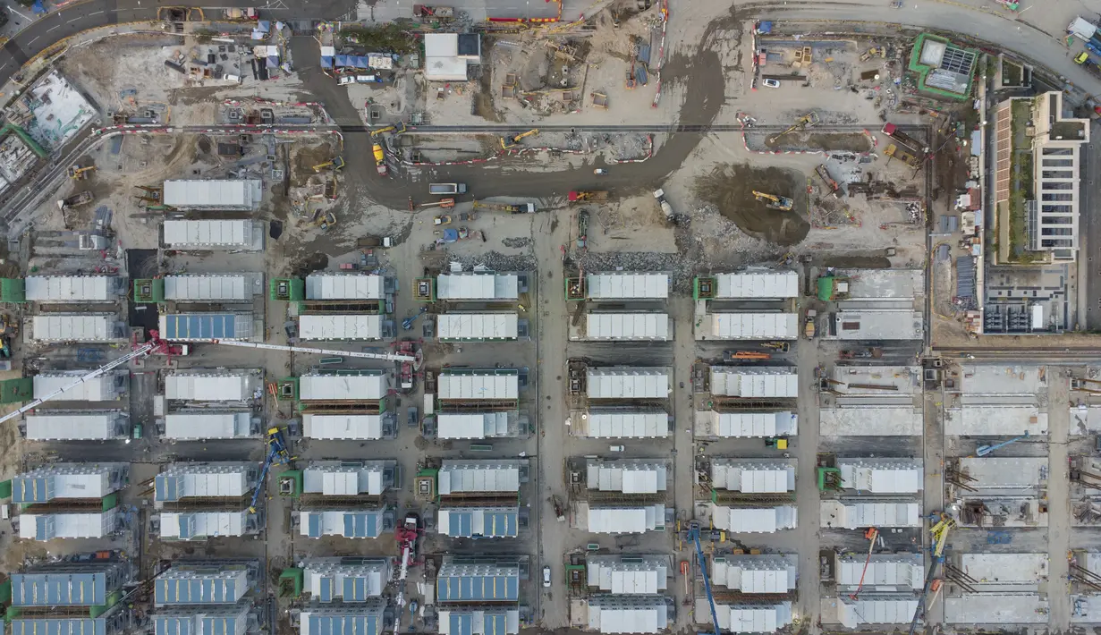 Foto udara menunjukkan lokasi pembangunan fasilitas isolasi sementara untuk menampung pasien Covid-19 yang sedang dibangun di Terminal Kapal Pesiar Kai Tak, Hong Kong (6/4/2022). Bangunan tersebut akan berisi 1.000 tempat tidur dan diharapkan bisa mengurangi beban di rumah sakit umum. (AFP/Yan Zhao)