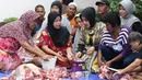 Syahrini ikut membantu menyiapkan potongan daging hewan kurban di kawasan Bogor, Jawa Barat, Senin (12/9). Syahrini berharap saat Idul Adha tahun depan bisa berkurban lebih dari 3 sapi. (Liputan6.com/Herman Zakharia)