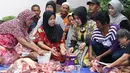 Syahrini ikut membantu menyiapkan potongan daging hewan kurban di kawasan Bogor, Jawa Barat, Senin (12/9). Syahrini berharap saat Idul Adha tahun depan bisa berkurban lebih dari 3 sapi. (Liputan6.com/Herman Zakharia)