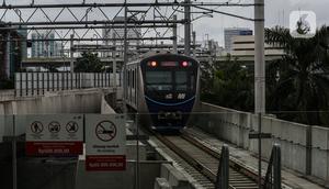 Rangkaian kereta MRT melintas di kawasan Blok M, Jakarta, Rabu (10/3/2021). Kementerian Perhubungan berencana akan membangun MRT dan light rail transit (LRT) di lima kota yakni Bali, Bandung, Surabaya, Medan dan Makassar yang didanai lewat skema dana abadi Indonesia. (Liputan6.com/Johan Tallo)