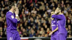 Cristiano Ronaldo (kanan) dan timnya Real Madrid terpaksa menyerah dari Valencia dan mengubur mimpi membawa pulang poin setelah kalah 1-2 pada lanjutan La Liga Spanyol di Mestalla stadium, Valencia, (22/2/2017). (AP/Alberto Saiz)