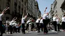 Penari balet menari saat memprotes pemotongan dana pemerintah di Buenos Aires, Argentina (1/2). 80 penari, koreografer, dan pekerja lainnya dari Balet Nasional kehilangan pekerjaan mereka akibat langkah-langkah pemerintah. (AP Photo/Natacha Pisarenko)