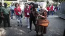 Happy Farida Istri Wakil Gubernur DKI Jakarta Djarot Saiful Hidayat hadir saat kegiatan Pasar Murah dari  Hati Suci, Jakarta, Minggu (12/6/2016). (Liputan6.com/Faizal Fanani)