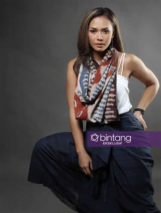 Beberapa film telah dibingangi oleh Adinia Wirasti. Beberapa penghargaan juga pernah diraih oleh perempuan kelahiran Jakarta 30 tahun silam itu. Akibat jadwal yang padat, ia belum bisa mengambil sinetron. (Bambang E. Ros/Bintang.com)