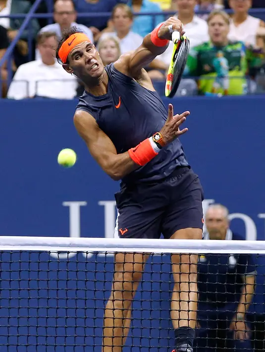 Petenis Spanyol, Rafael Nadal menggembalikan bola Dominic Thiem dari Austria saat bertanding pada perempat final turnamen AS Terbuka di New York, AS, (5/9). Nadal menang atas Dominic Thiem 0-6, 6-4, 7-5, 6-7 (4-7), 7-6 (7-5). (AP Photo/Jason DeCrow)