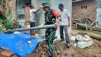 Pembuatan jamban komunal dilakukan aparat TNI di Desa Kertajaya, Pebayuran, Kabupaten Bekasi.(Liputan6.com/Bam Sinulingga)