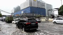 Genangan setinggi 30 cm menyebabkan lalu lintas di sekitar WTC Mangga Dua macet parah, Jakarta, Kamis (20/11/2014). (Liputan6.com/Faizal Fanani)