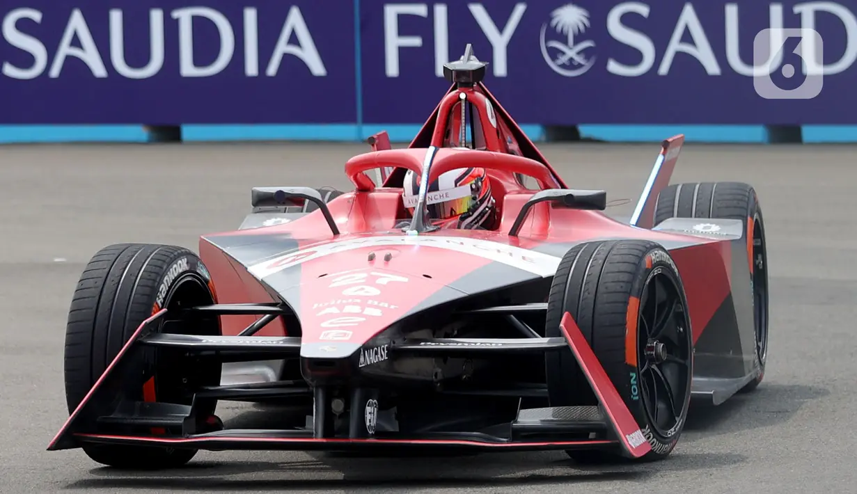 Pembalap Avalanche Andretti Formula E, Jake Dennis, saat beraksi pada sesi kualifikasi balapan Formula E 2023 di Jakarta International e-Prix Circuit, Sabtu (3/6/2023). (Bola.com/M Iqbal Ichsan)