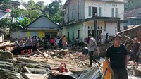 Banjir Kota Kendari menerjang enam kecamatan dan menyebabkan satu orang anggota TNI tewas tersengat listrik.