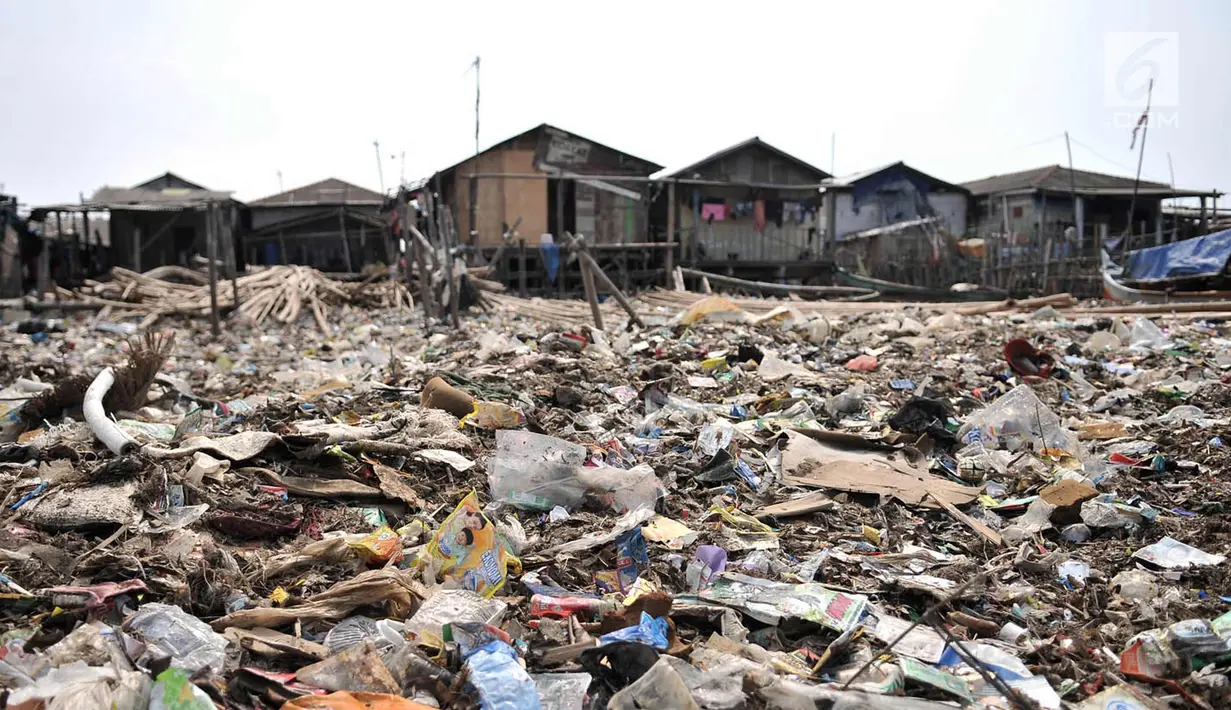 Hamparan sampah yang memenuhi pesisir Cilincing, Jakarta Utara, Rabu (28/3). Tumpukan sampah tersebut memenuhi pesisir Cilincing mulai dari KBN Marunda hingga pemukiman warga yang diperkirakan mencapai ratusan ton. (Merdeka.com/Iqbal S. Nugroho)