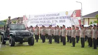 Kapolda Riau Irjen Mohammad Iqbal mengecek ratusan bintara baru yang telah lulus sekolah di SPN. (Liputan6.com/M Syukur)
