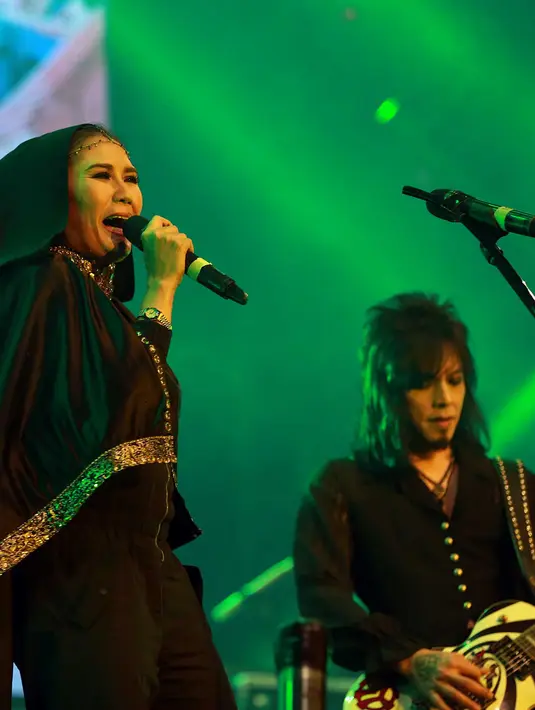 Nicky Astria sang rocker wanita Indonesia tampil cantik berhijab di panggung Kampung GaSS 2 di Sabuga, Bandung, Rabu (19/8/2015). (Deki Prayoga/Bintang.com)