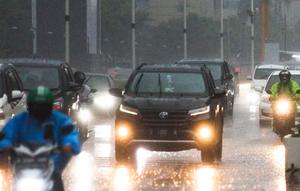 Kenderaan melintas saat hujan di Bundaran HI, Jakarta, Senin (1/11/2021). BMKG mengeluarkan peringatan dini cuaca ekstrem berupa hujan dengan intensitas sedang hingga lebat yang dapat disertai kilat atau petir, dan angin kencang untuk berbagai wilayah di Indonesia. (Liputan6.com/Faizal Fanani)