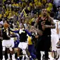 LeBron James terlihat kebingungan dengan keputusan JR Smith (kanan) pada detik-detik akhir kuarter keempat laga final NBA 2018 di ORACLE Arena, Jumat (1/6/2018) pagi WIB. (AFP/Ezra Shaw)