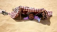 Mandi pasir merupakan pengobatan tradisional yang dikembangkan oleh Berber -- pemukiman terisolasi dekat Dakrror, Libya.