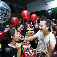 Rizky Nazar kini tengah berbahagia karena tepat di hari ini, Rabu (7/3/2018), ia genap berusia 22 tahun. Tengah malam, tepat pukul 00.00 WIB, Rizky mendapat kejutan dari orang-orang terdekatnya.  (Bambang E.Ros/Bintang.com)