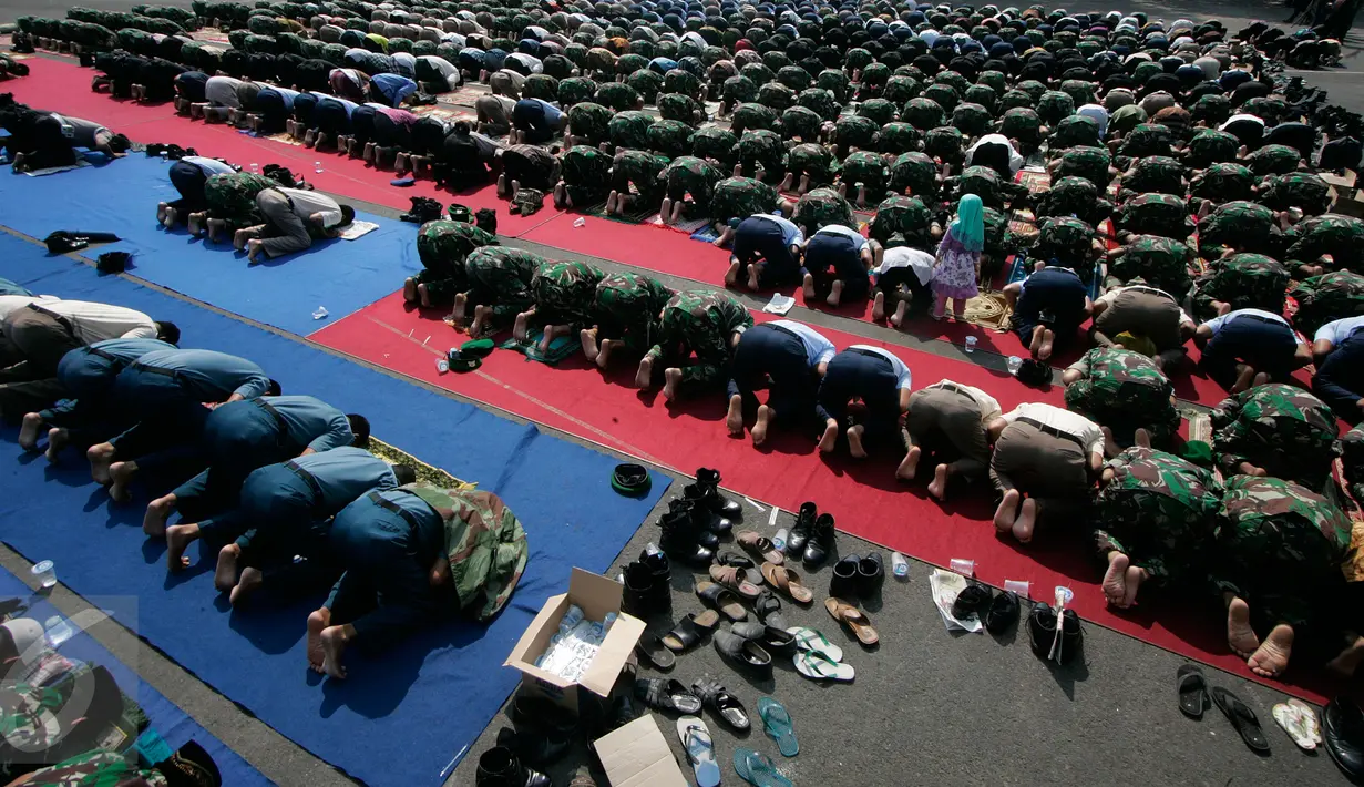 Sejumlah prajurit TNI Polri beserta masyarakat mengikuti sholat istisqo di Mandala Krida, Yogyakarta, Jumat (30/10/2015).Sholat di gelar untuk memohon doa kepada Allah SWT agar di berikan hujan pada musim kemarau yang berkepanjangan. (Boy T Harjanto)