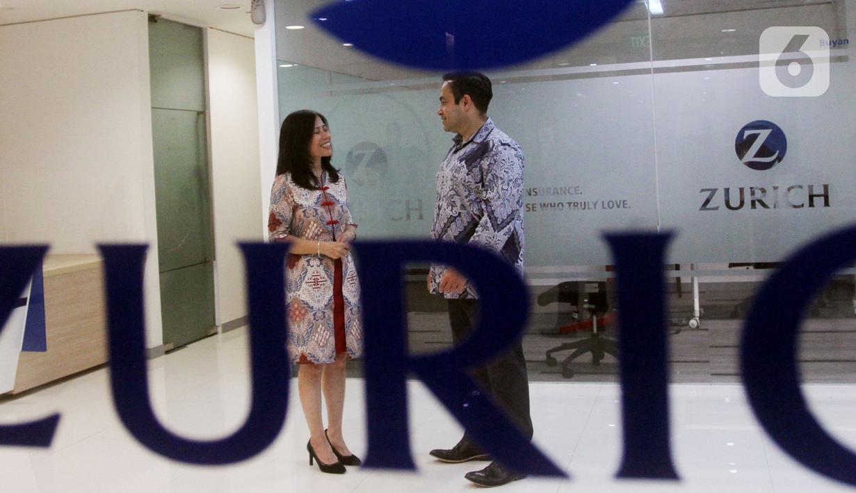 Direktur Utama Zurich Asuransi Indonesia Hassan Karim (kiri) berbincang dengan Chief Technical Officer Rismauli Silaban di sela-sela peluncuran penggantian nama PT Asuransi Adira Dinamika Tbk (Adira Insurance) menjadi Zurich Asuransi Indonesia di Jakarta, Kamis (4/11/2021). (Liputan6.com/HO/Ading)
