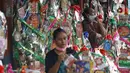Pedagang parsel menunggu parsel di Barito, Jakarta, Rabu (13/5/2020). Di tengah pandemi virus corona COVID-19, para pedagang mengaku penjualan parsel Lebaran menurun hingga 80 persen dari tahun sebelumnya. (Liputan6.com/Herman Zakharia)