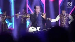 Ekspresi penyanyi Virgoun saat bernyanyi dalam acara IBOMA 2018 di STUDIO 6 EMTEK CITY, Jakarta, Jumat (23/3). Penampilan Virgoun memukau penonton. (Liputan6.com/Herman Zakharia)